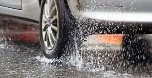 Tips Memilih Jenis Ban Mobil Saat Musim Penghujan